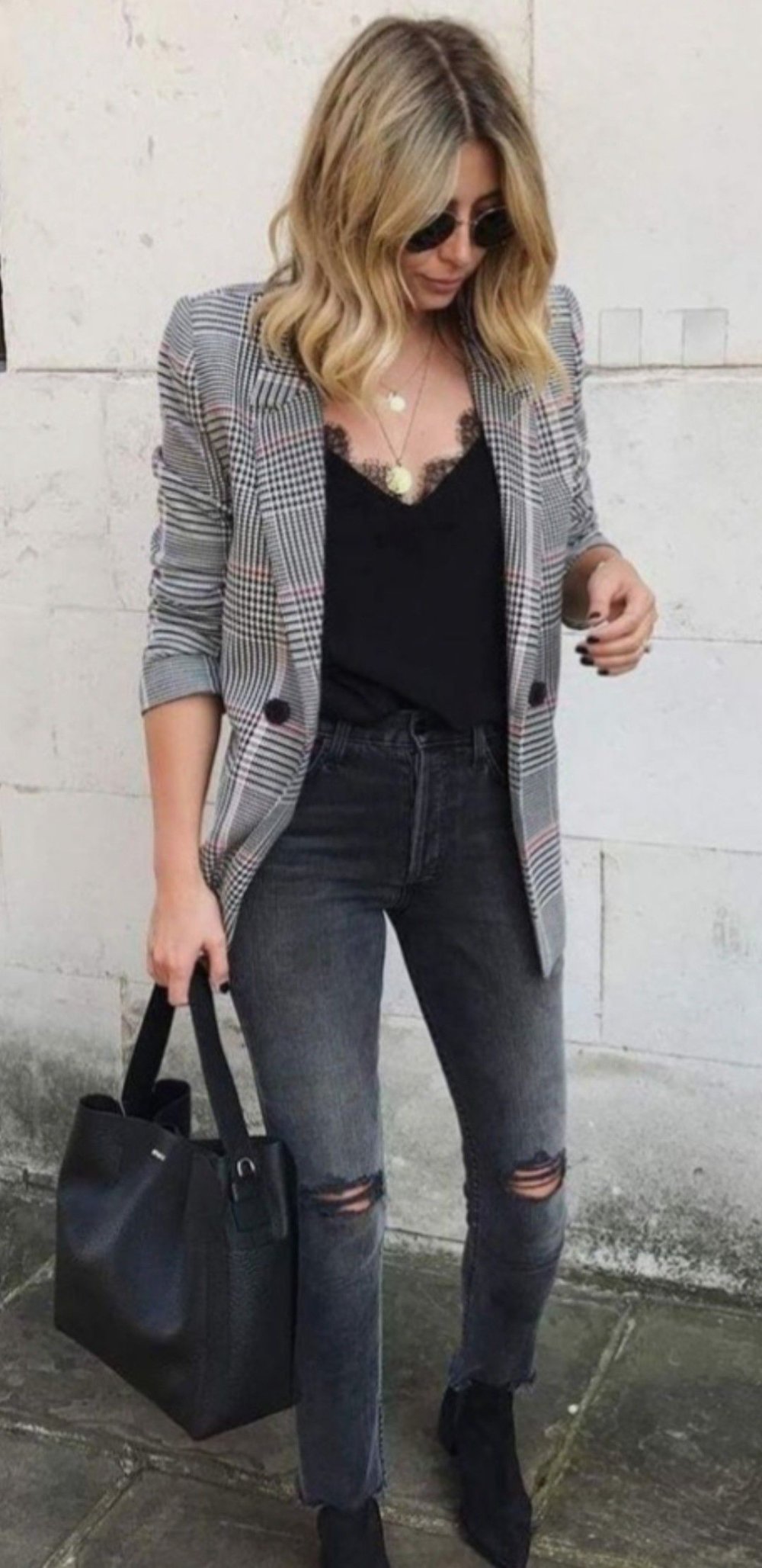 Серый брючный костюм женский