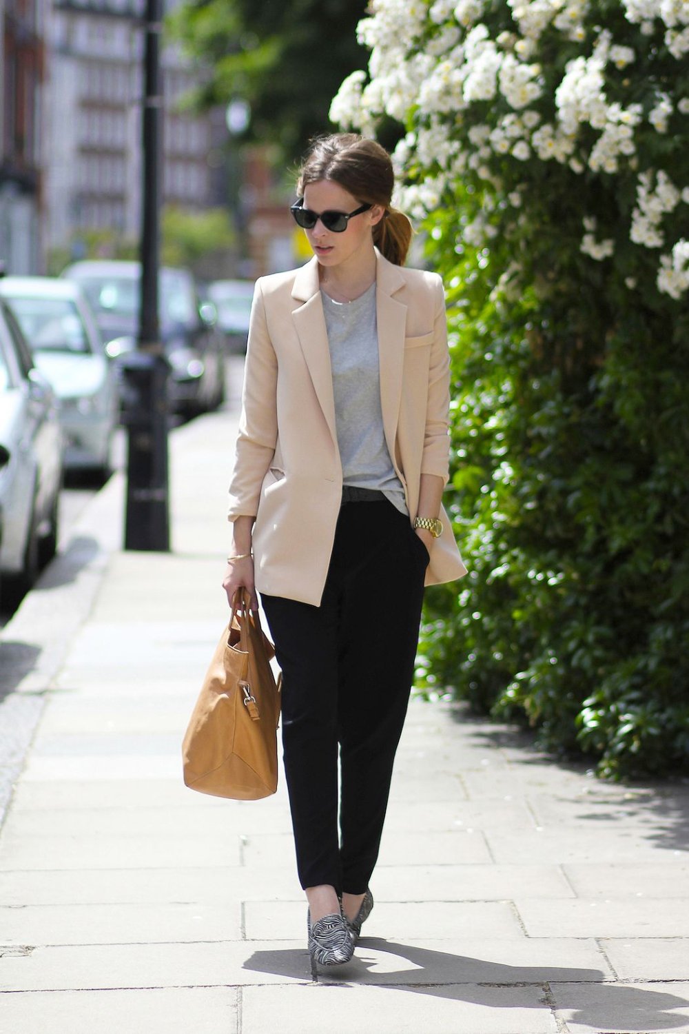 Черные джинсы и серый пиджак женское