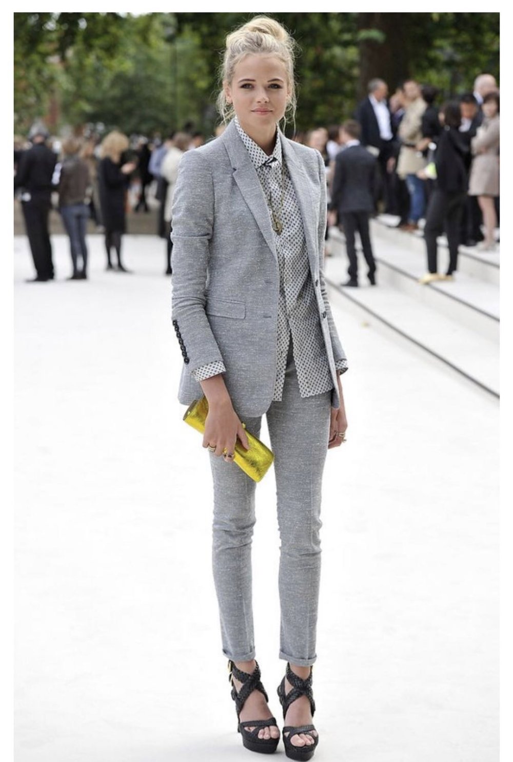 Коричневый пиджак и черные брюки женские