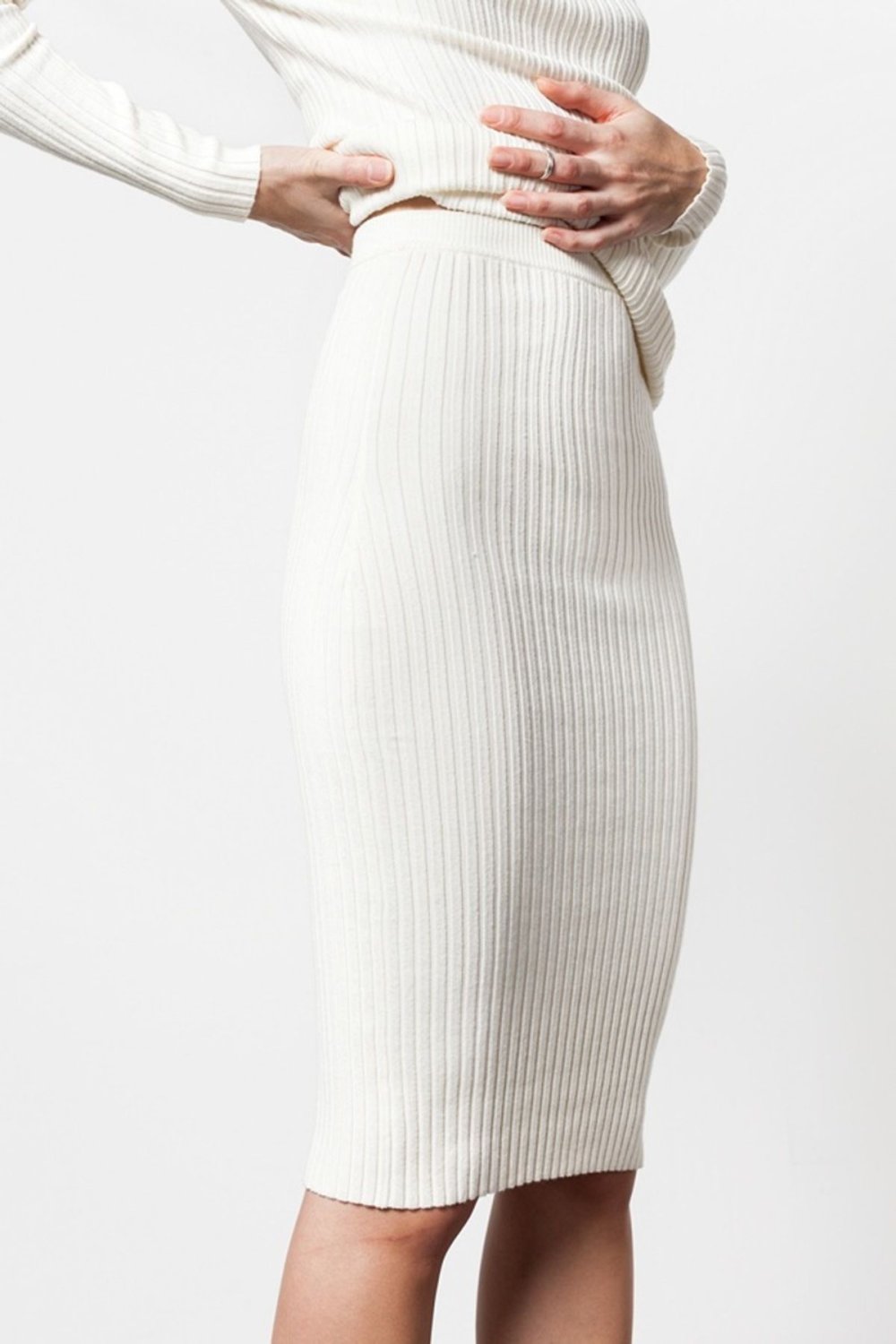 Чёрная вязаная юбка миди