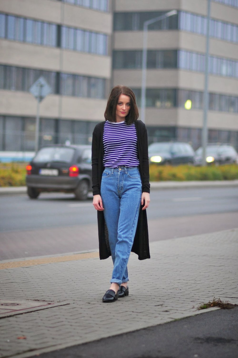 Джинсы мом с ботинками Челси