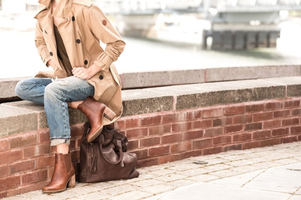 Джинсы мом с ботинками Челси