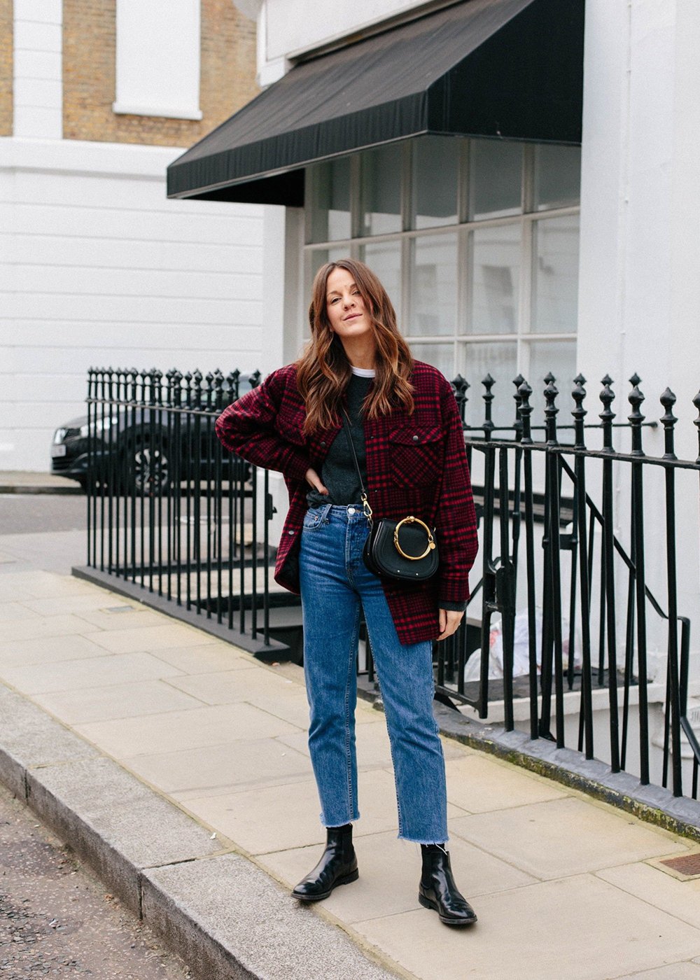 Голубые джинсы с коричневыми ботинками осень