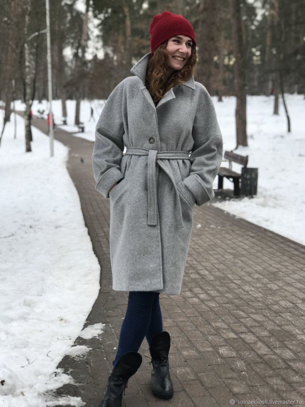 Длинное серое пальто