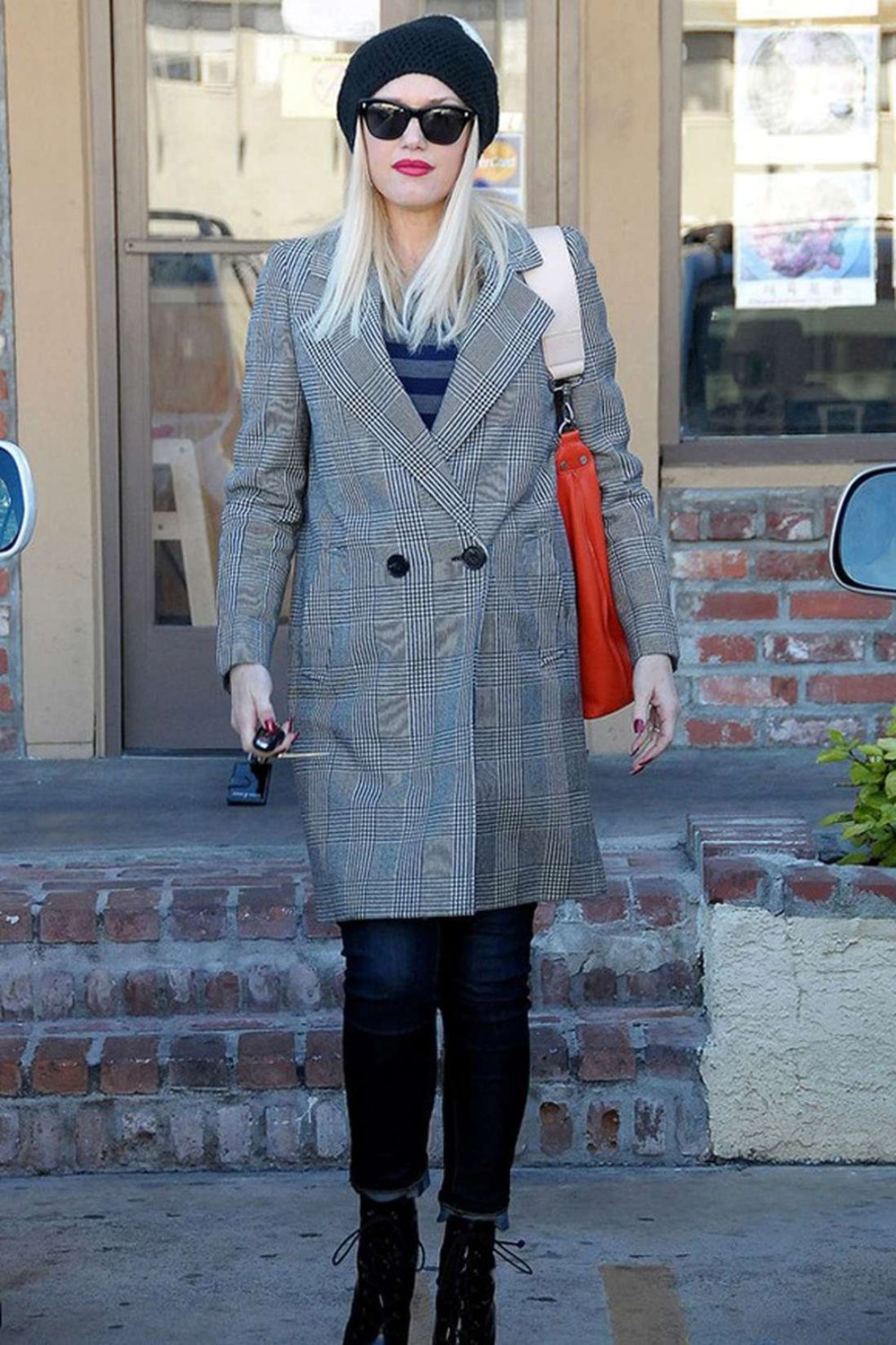 Девушка в Красном пальто и шапке