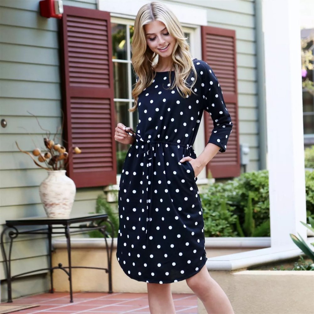 Платье синее в горошек с красным поясом