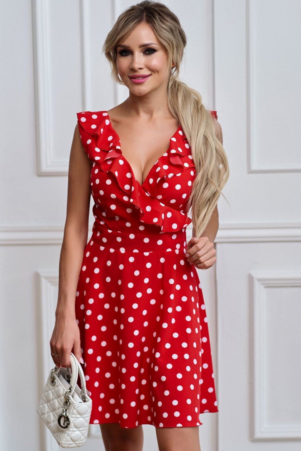 Девушка в черном платье в горошек