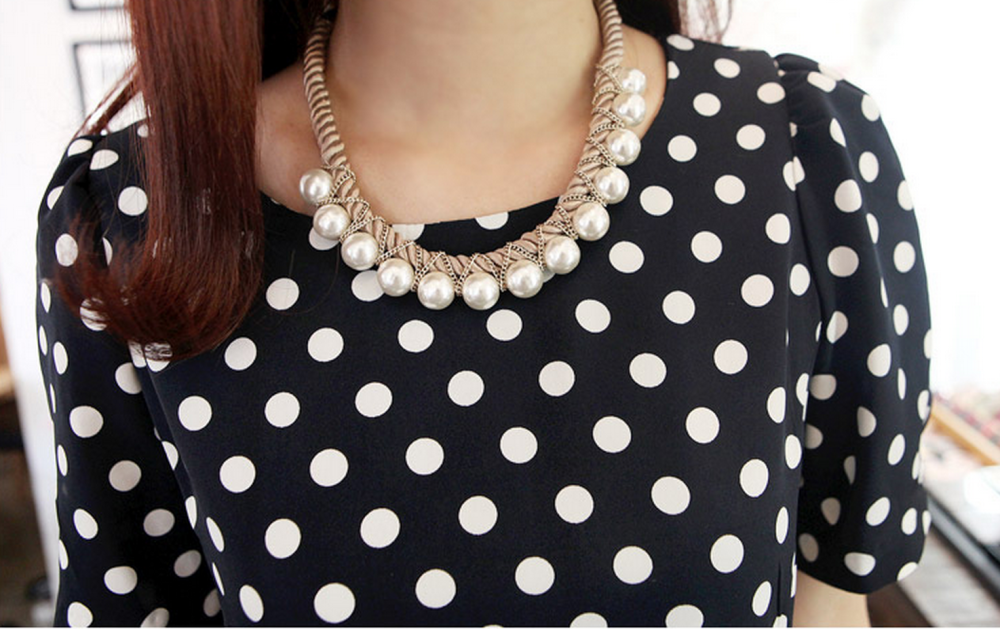 Платье в горошек с белым воротником