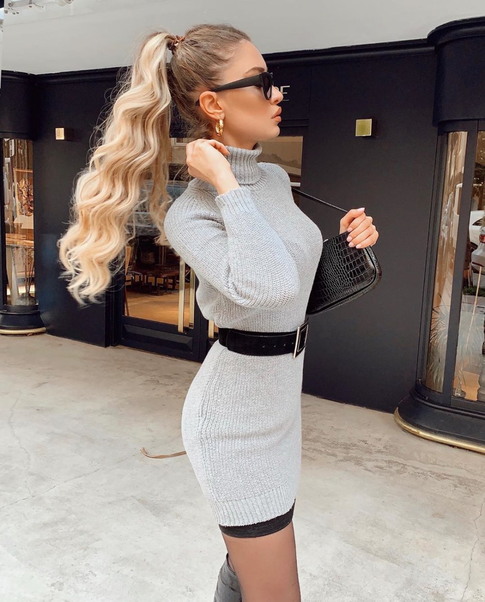 Облегающее платье с кроссовками