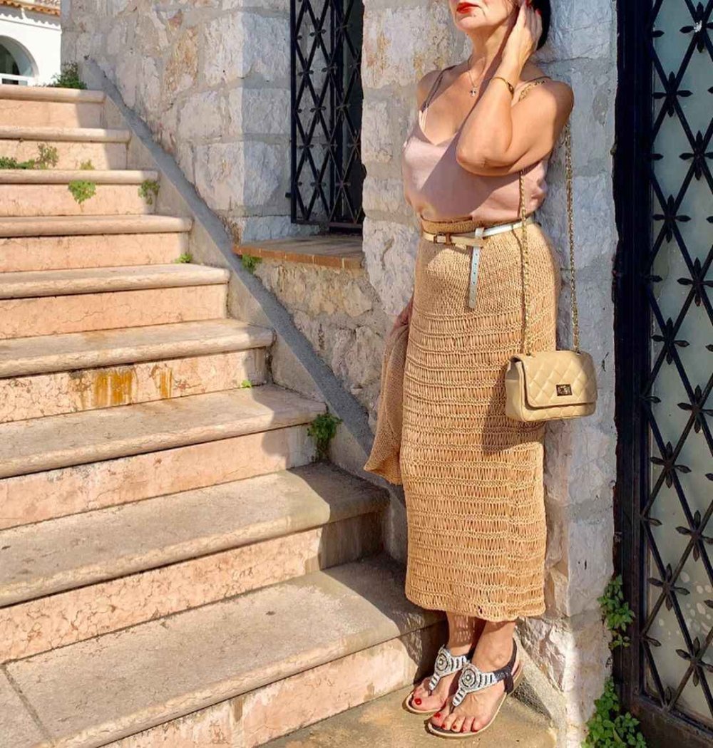 Длинное облегающее платье с кедами