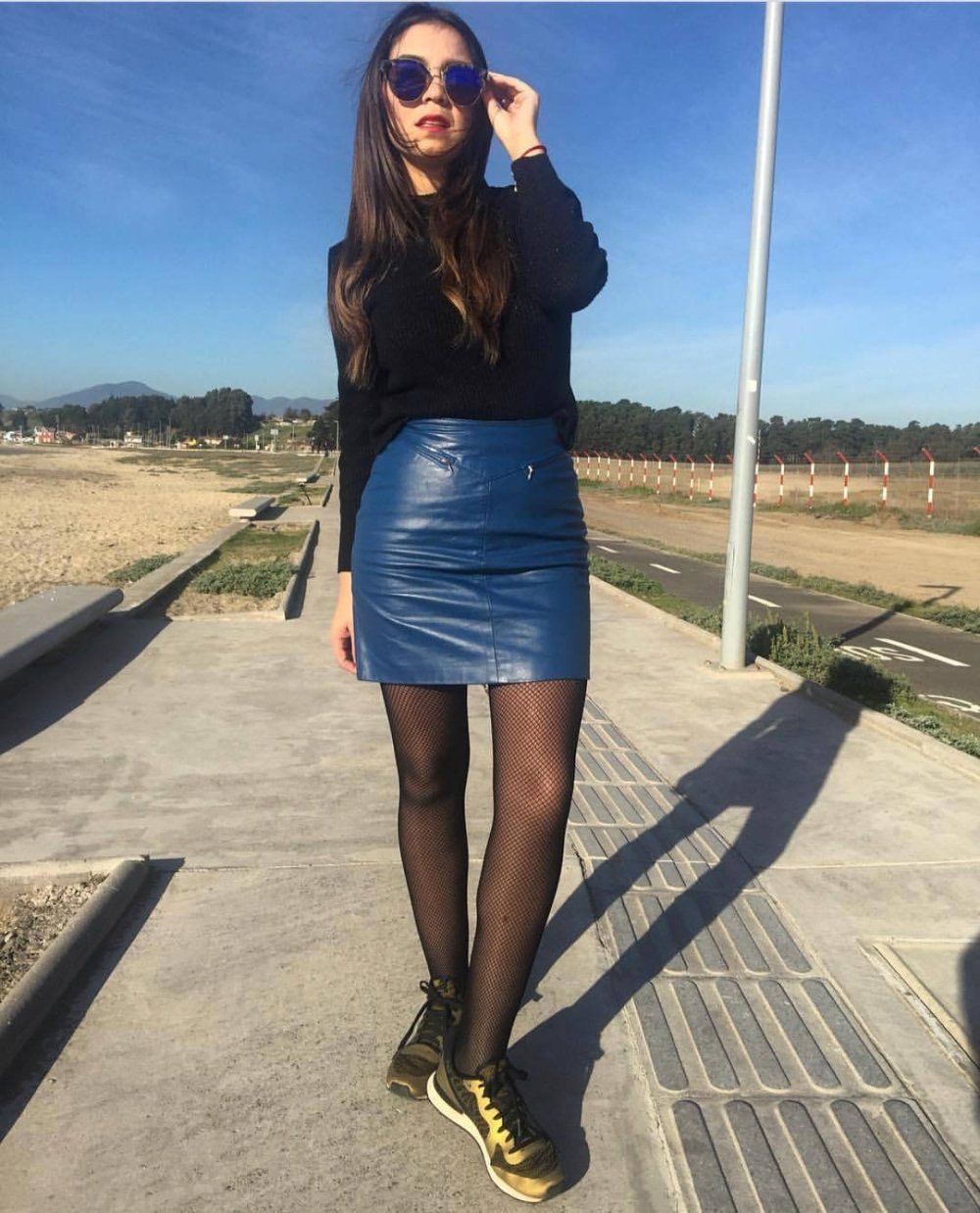 Светлое платье с черными колготками