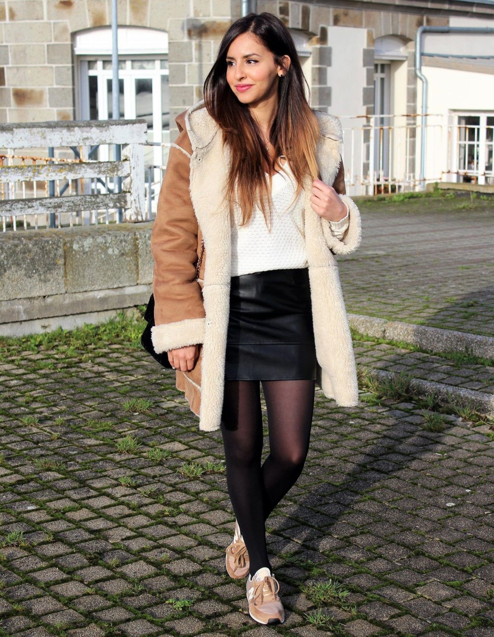 Бежевая юбка с черными колготками