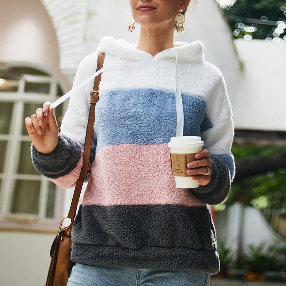 Значок Шанель на кофте