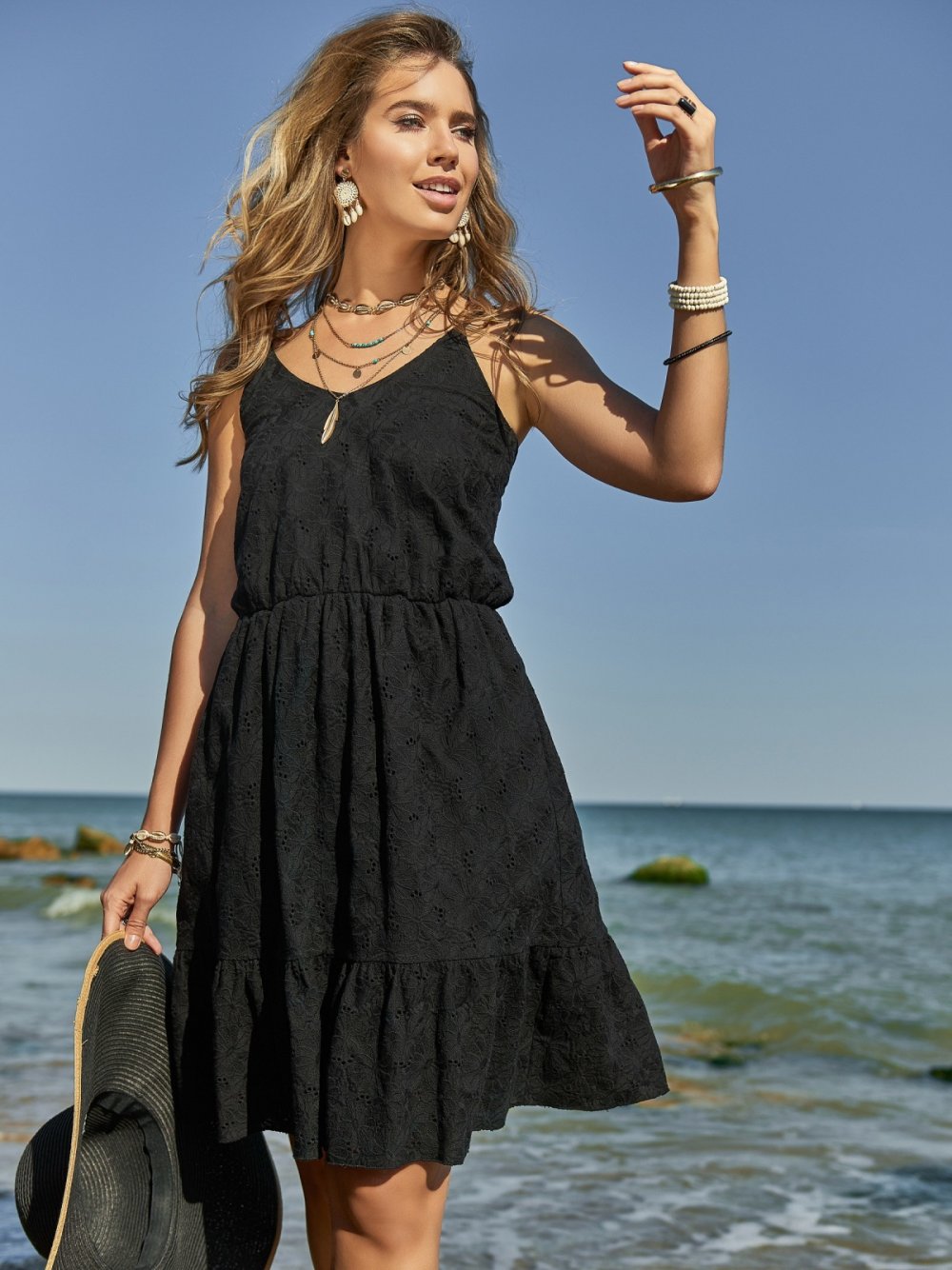 Девушка в сарафане без бретелек