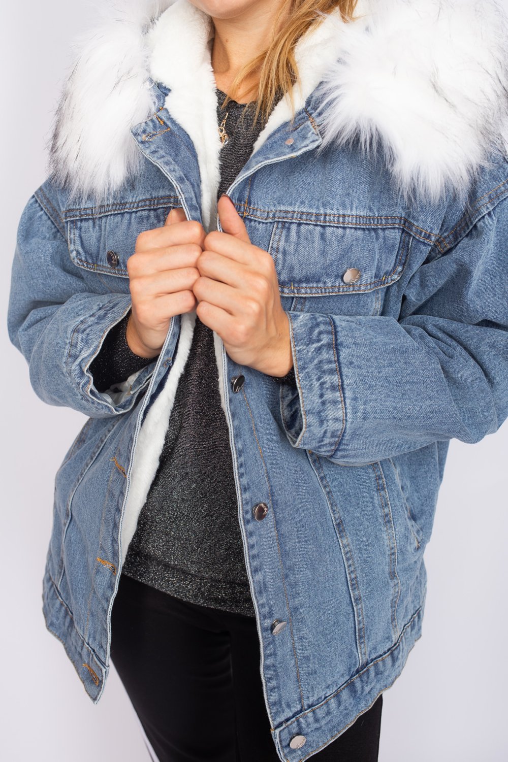 Зимняя джинсовая куртка с мехом женская