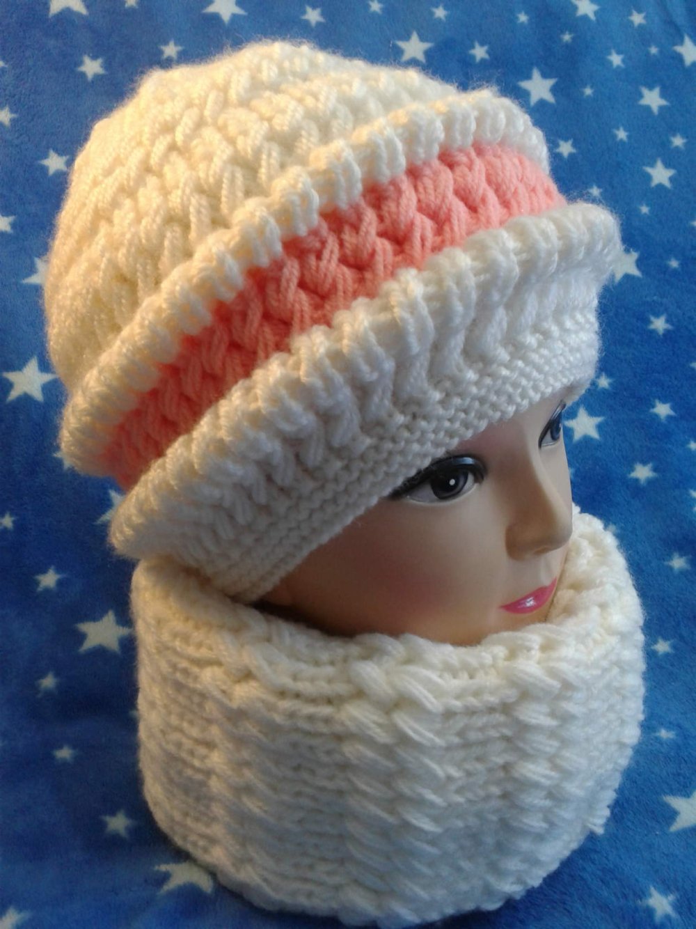 Шапка с аранами спицами