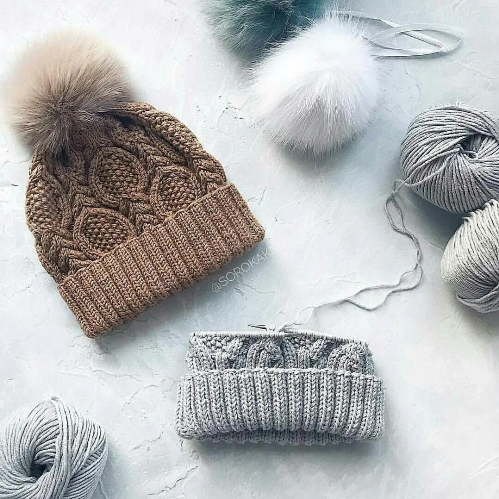 Вязаная шапка со снежинками