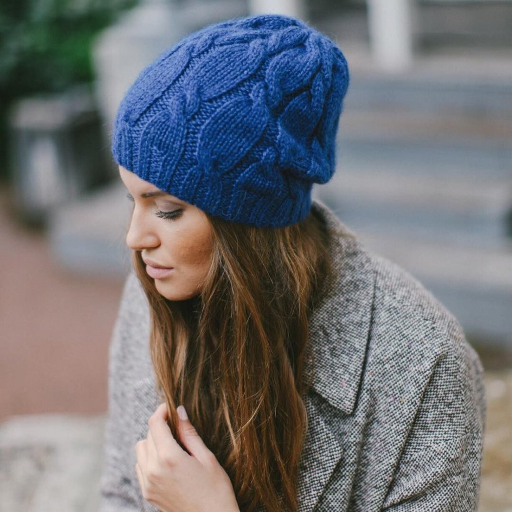 Шапка из помпонной пряжи спицами