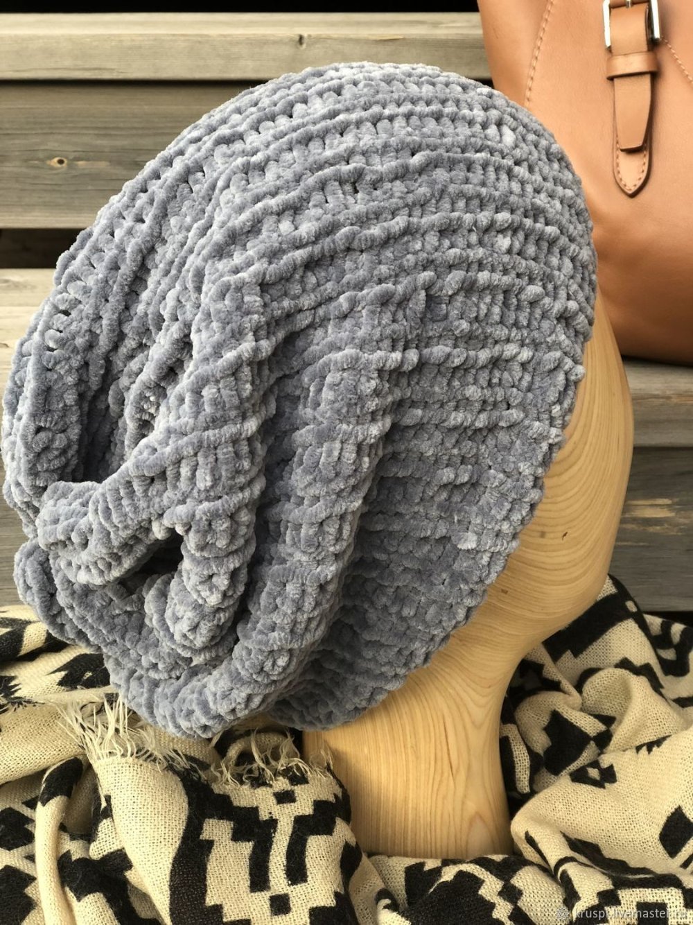 Велюровая шапка вязаная