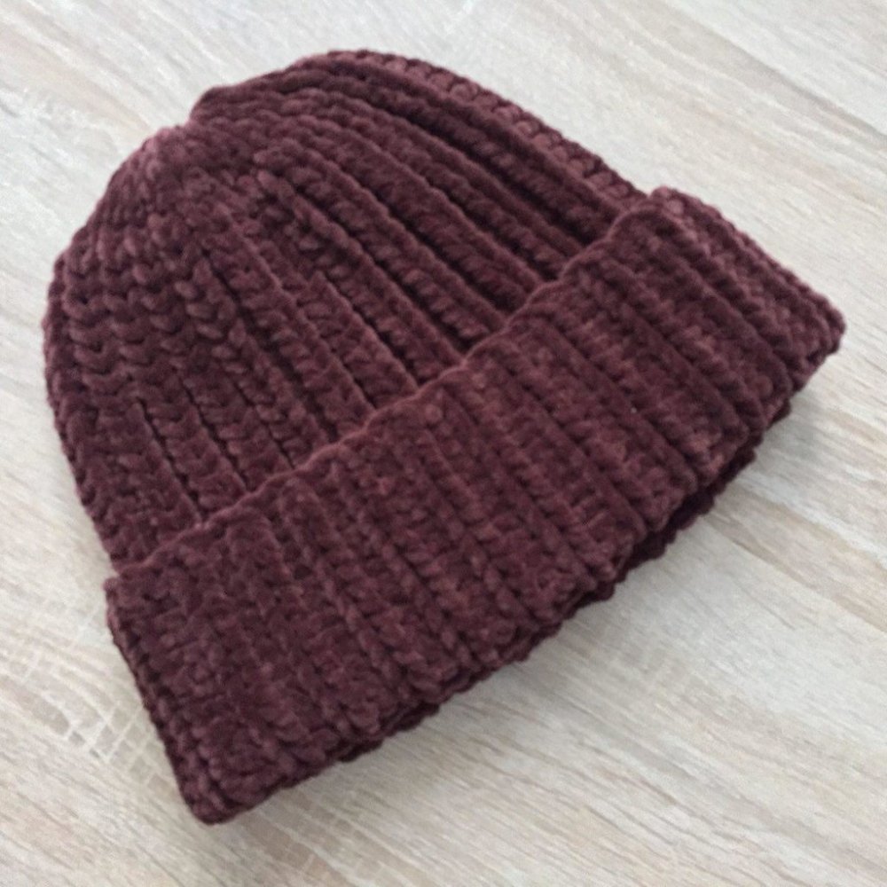 Шапка из велюровой пряжи