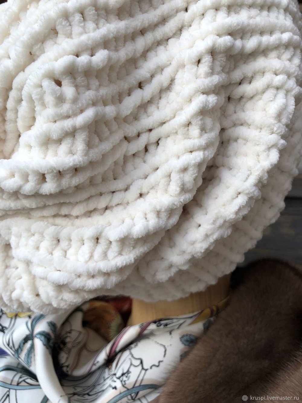 Разноцветные вязаные шапки