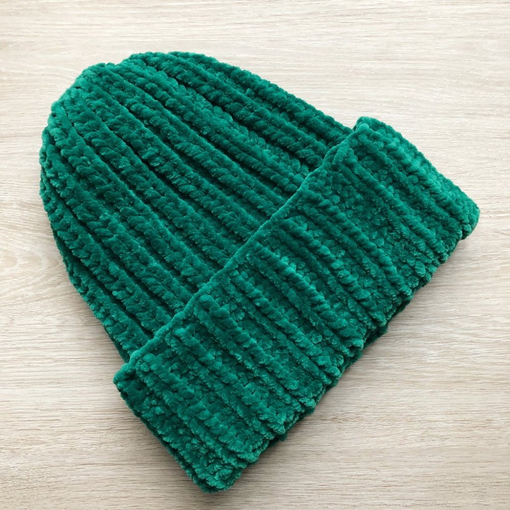 Шапка бини с косами