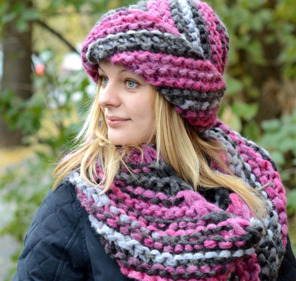 Вязаные шапки из буклированной пряжи спицами