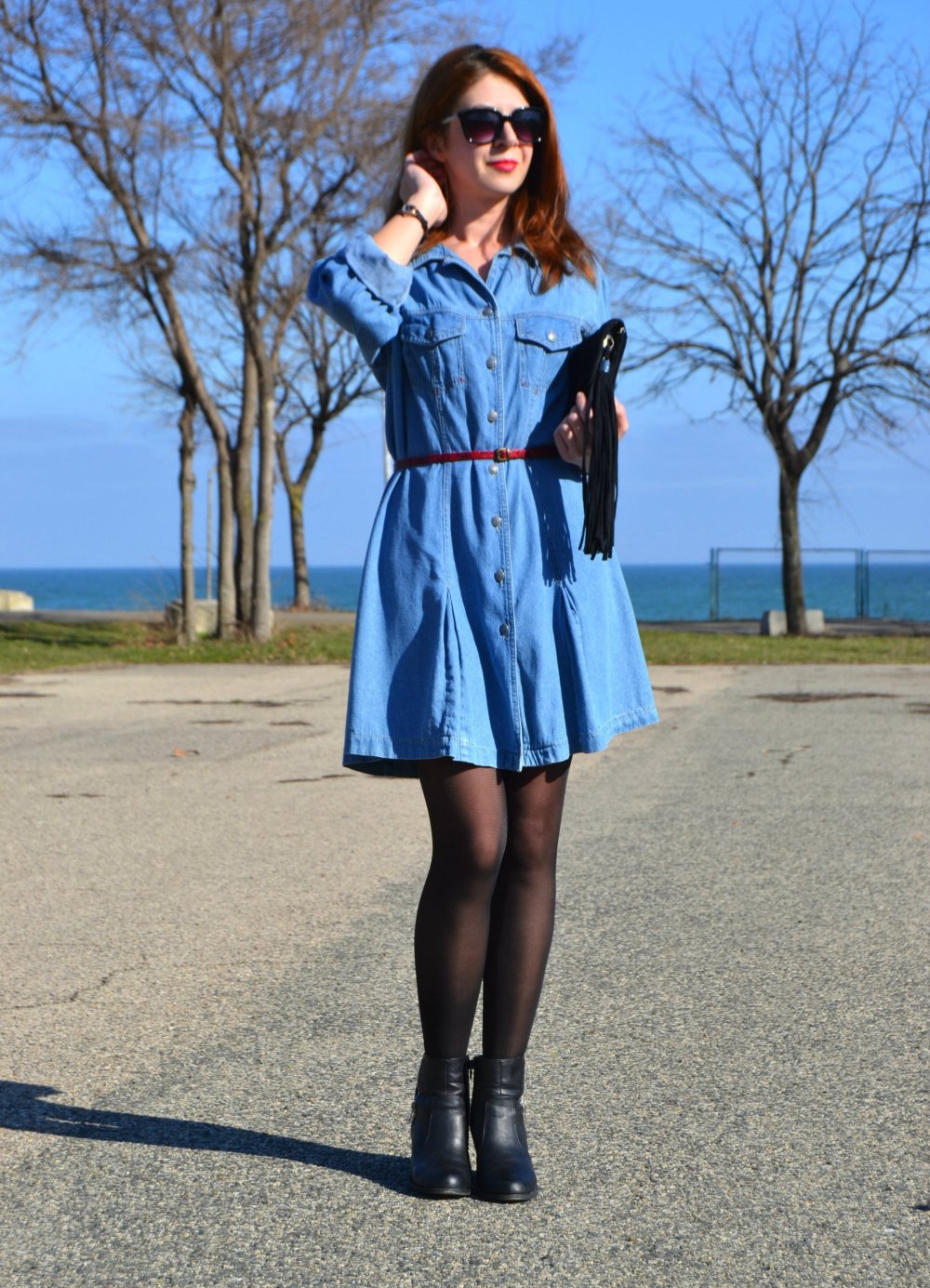 Черное платье с черными колготками