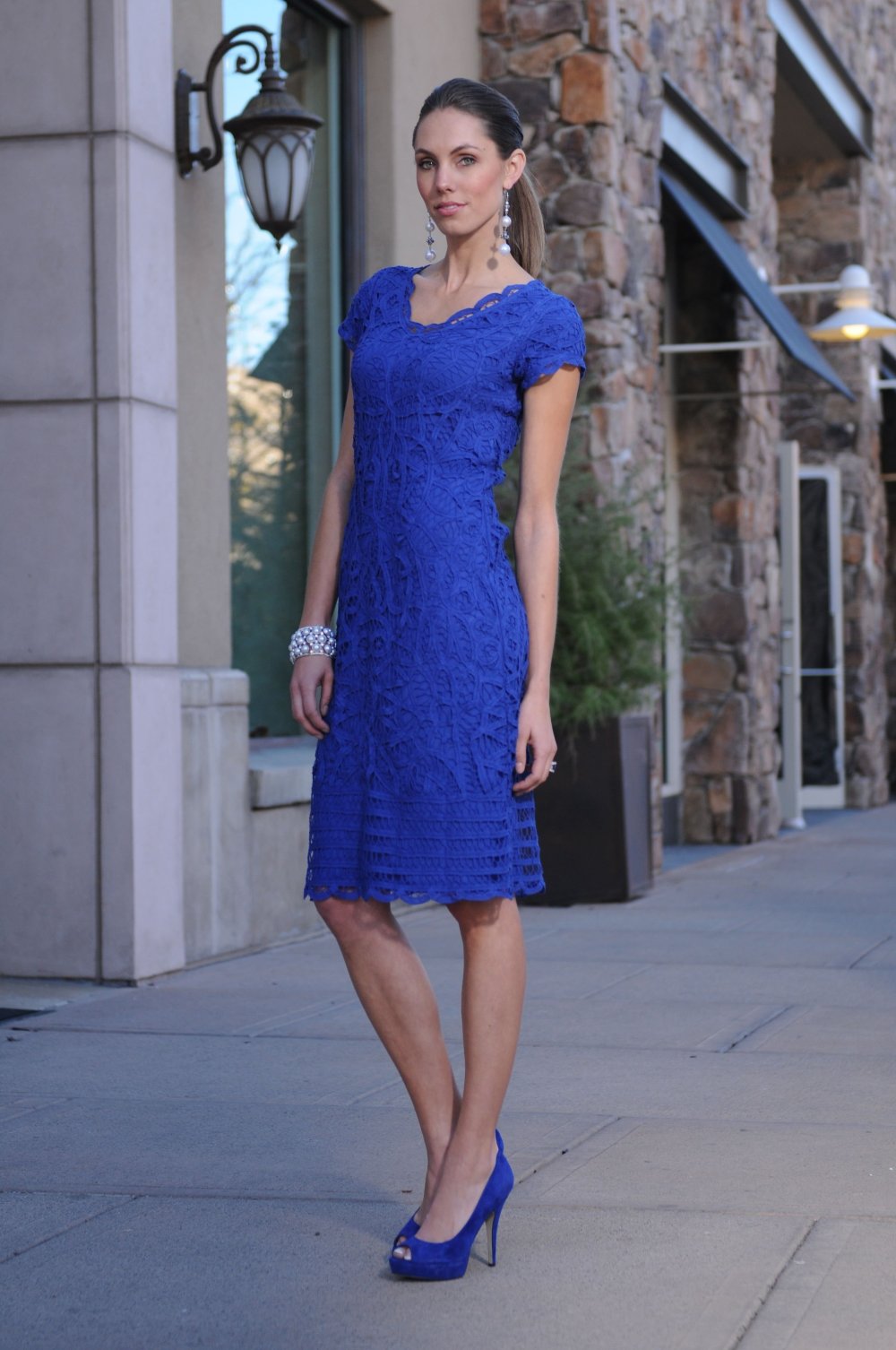 Голубое платье и черные ботильоны
