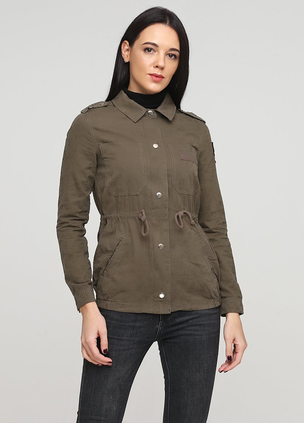 Кожаная куртка оливкового цвета с леггинсами