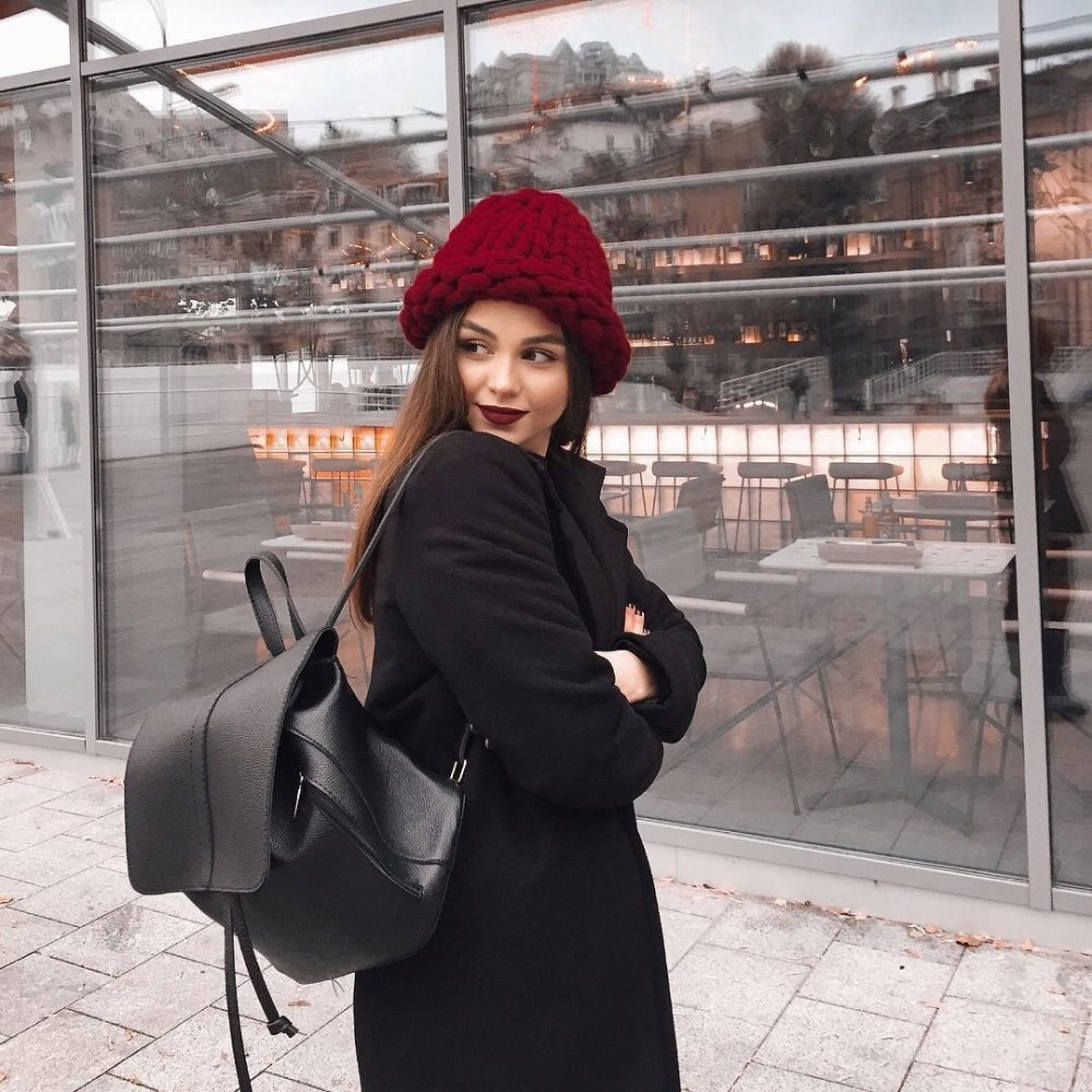 Красное пальто головной убор