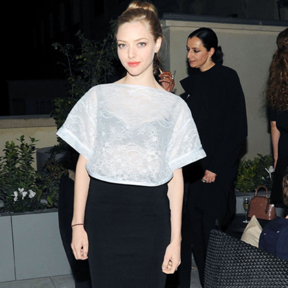 Лифчик под белой блузкой