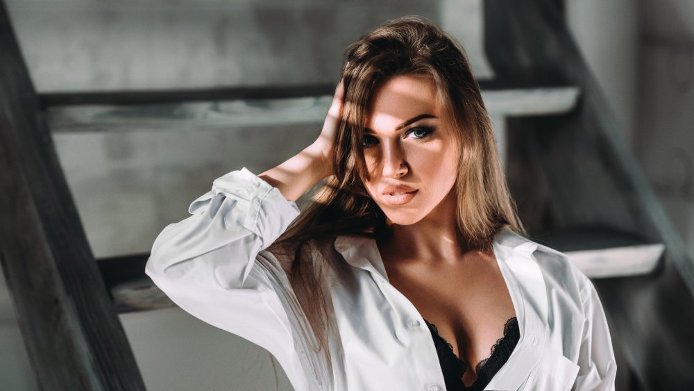 Фотосессия в лифчике и рубашке