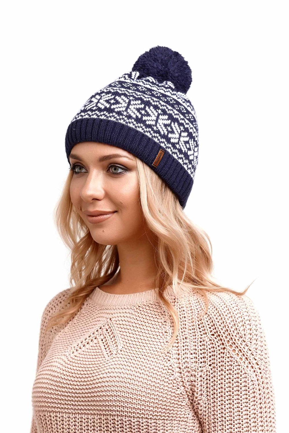 Шапка с завязками женская