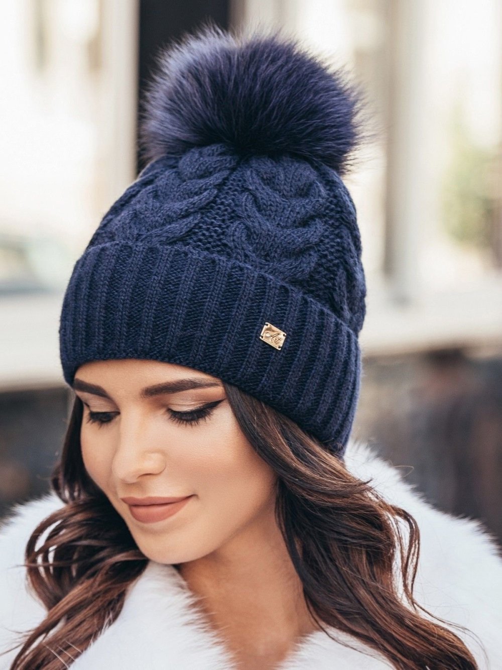 Шапка с бубоном женская