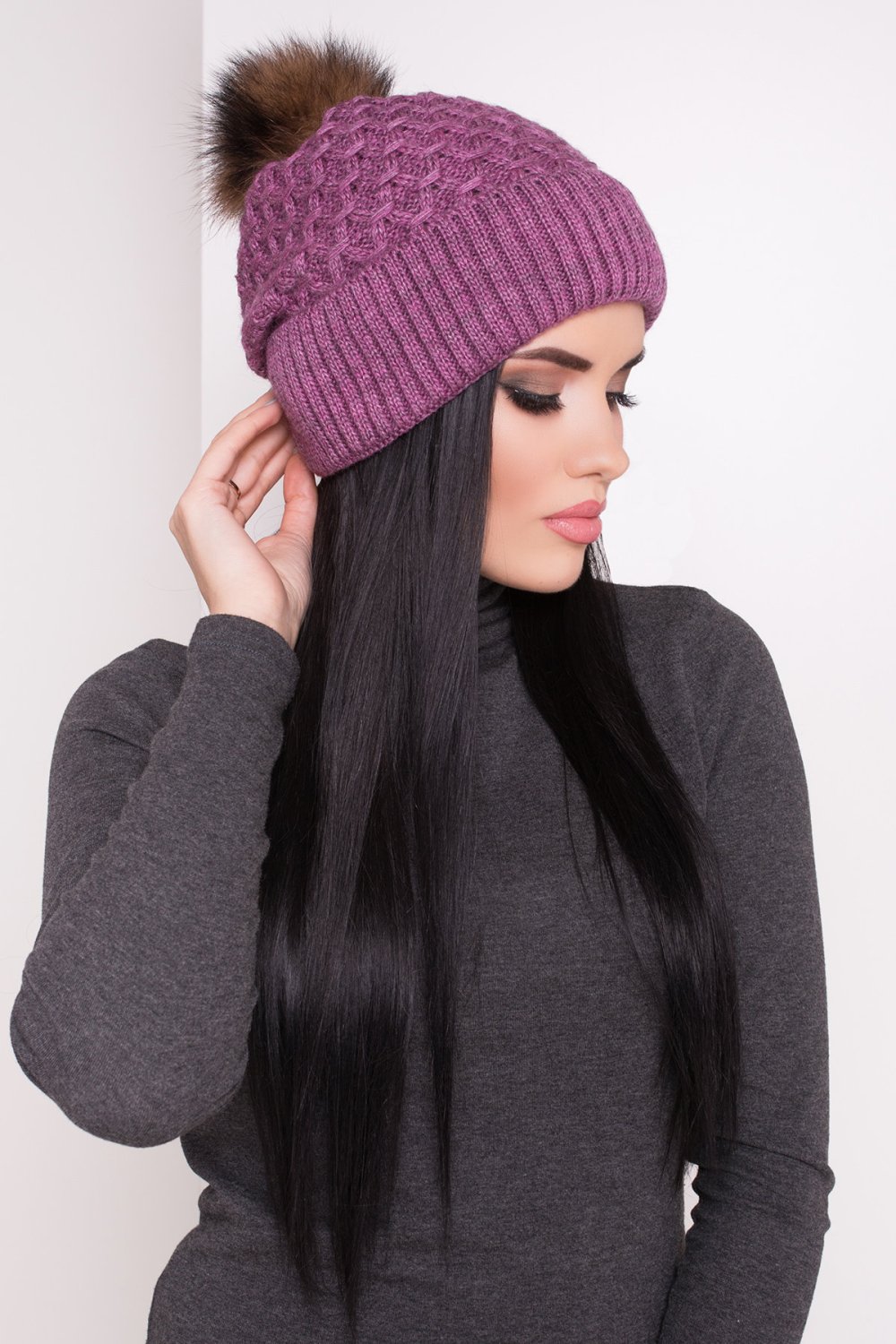 Шапки темно серые с коричневым помпоном