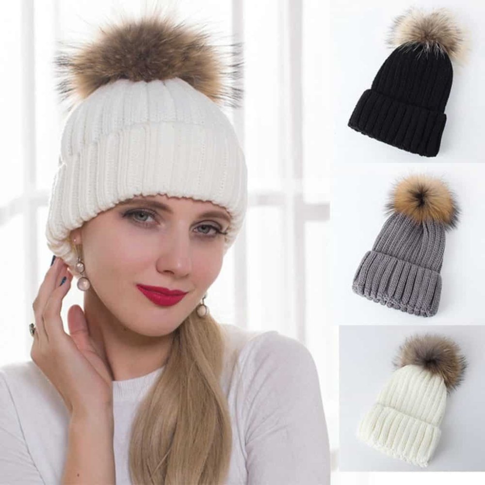 Шапка черная с бусинами