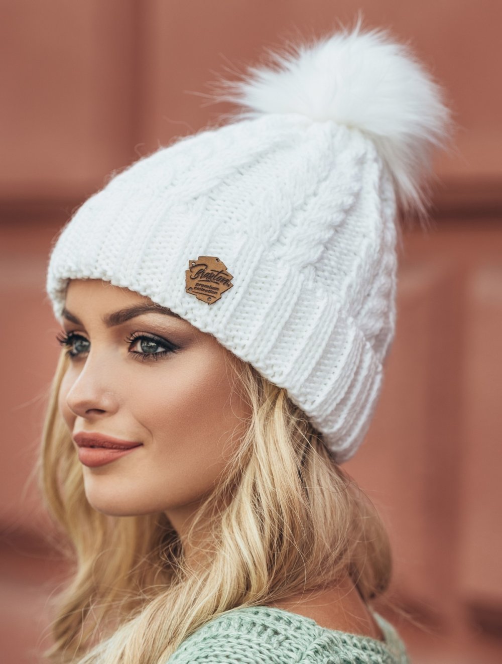 Красная шапка с бубоном