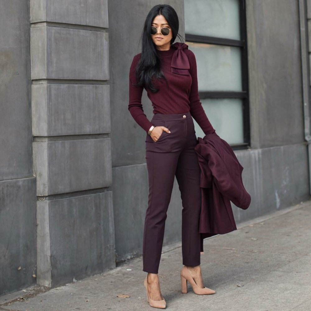 Коричневый женский костюм с чем носить