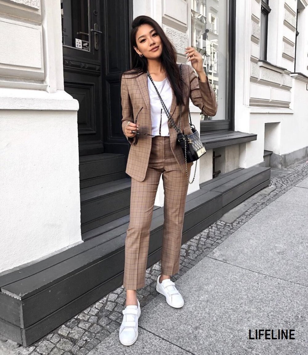 Коричневый стиль одежды