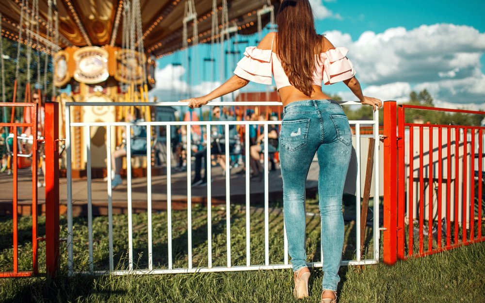 Девушка в узких джинсах