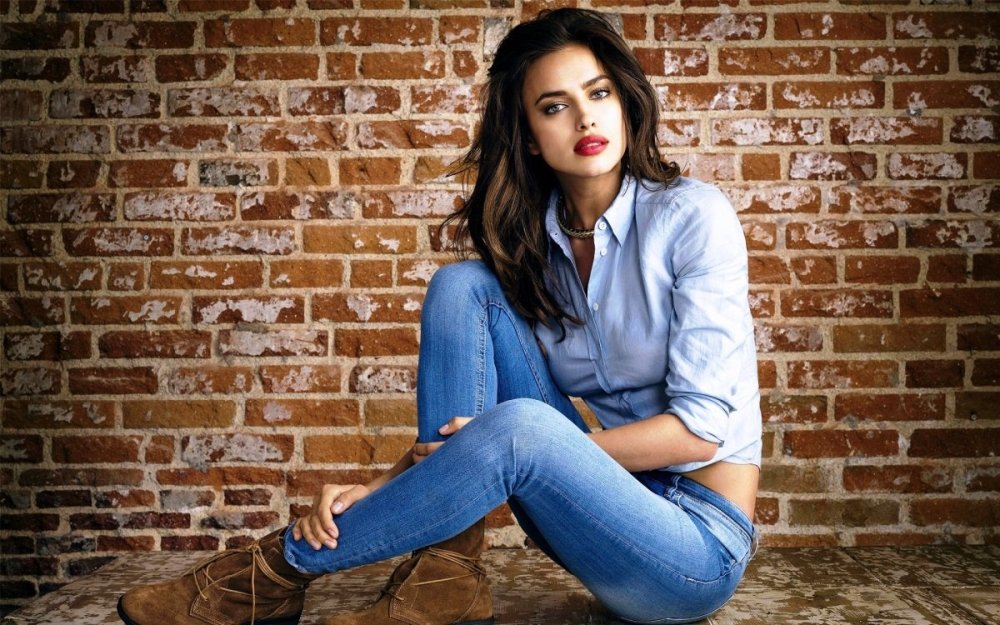 Девушка в майке и джинсах