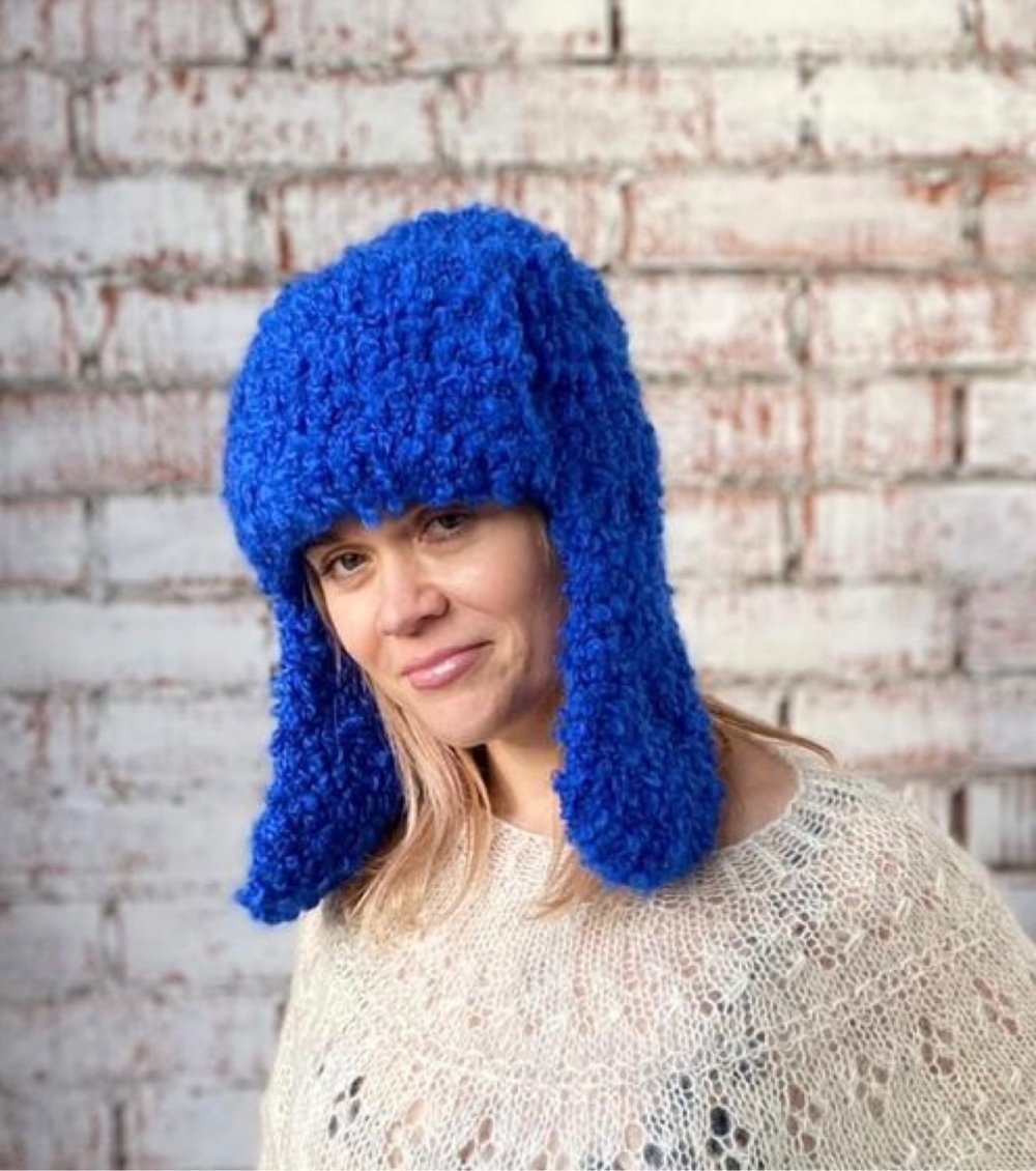 Вязаная шапка из буклированной пряжи