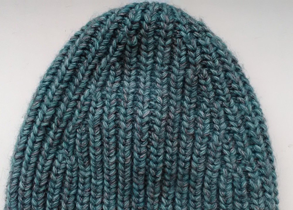 Убавки клиньями в шапке резинкой 2х2