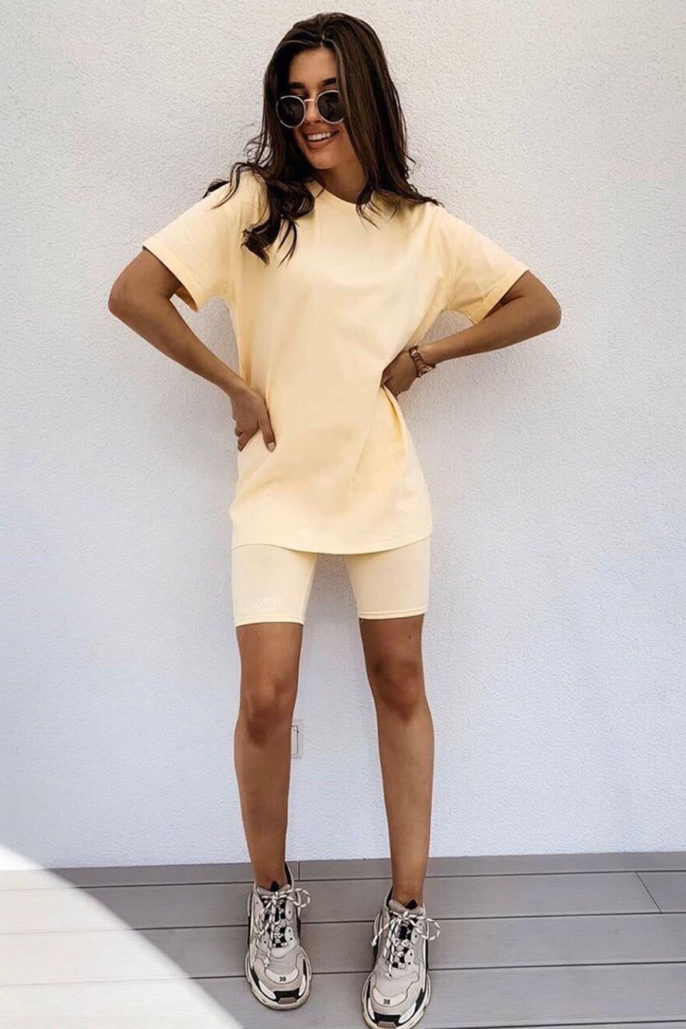 Девушки в велосипедках и футболках