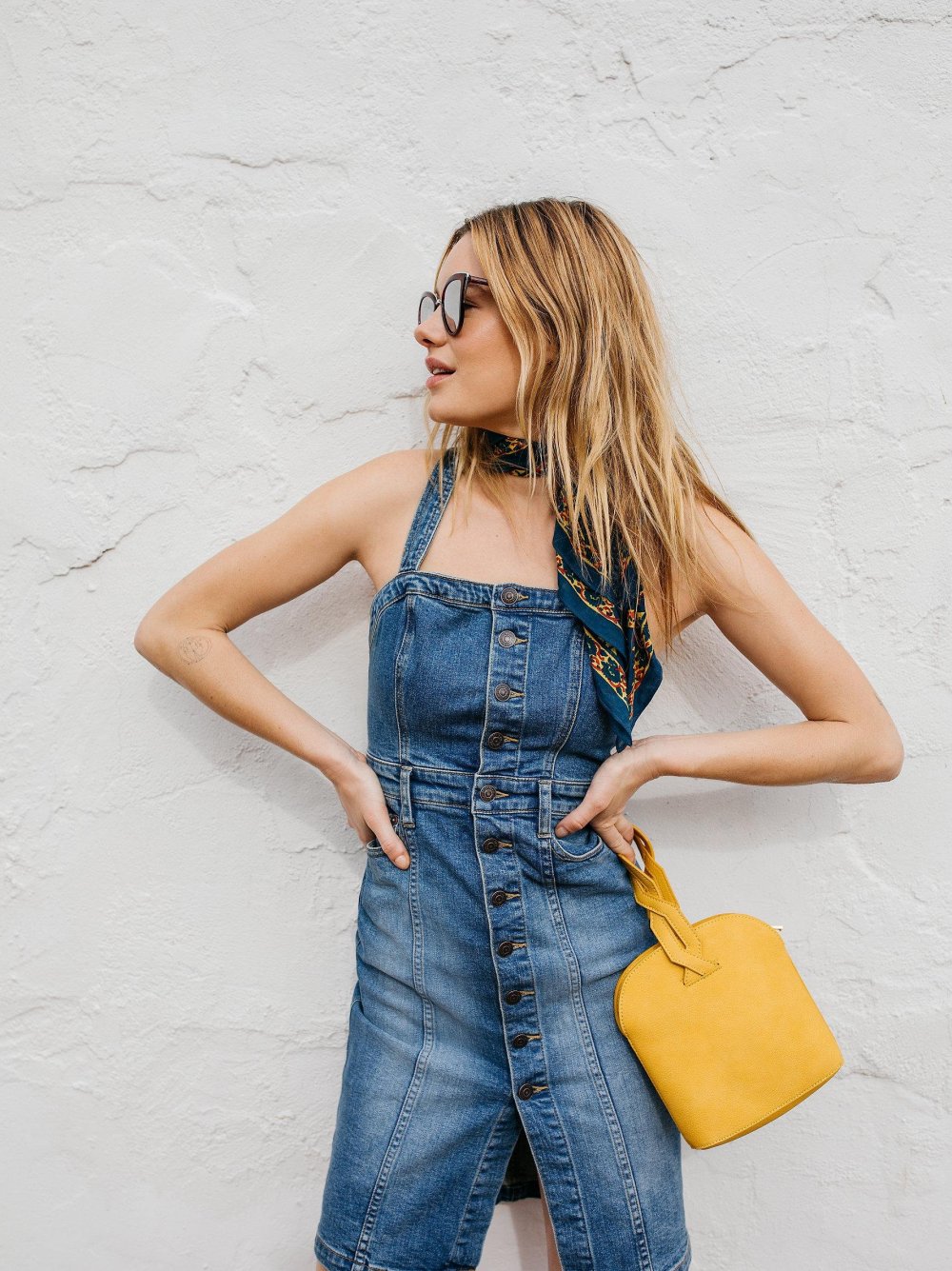 Джинсовое платье с белой юбкой