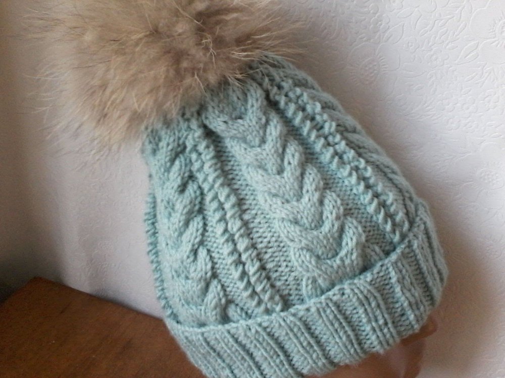 Шапка с косами и жгутами