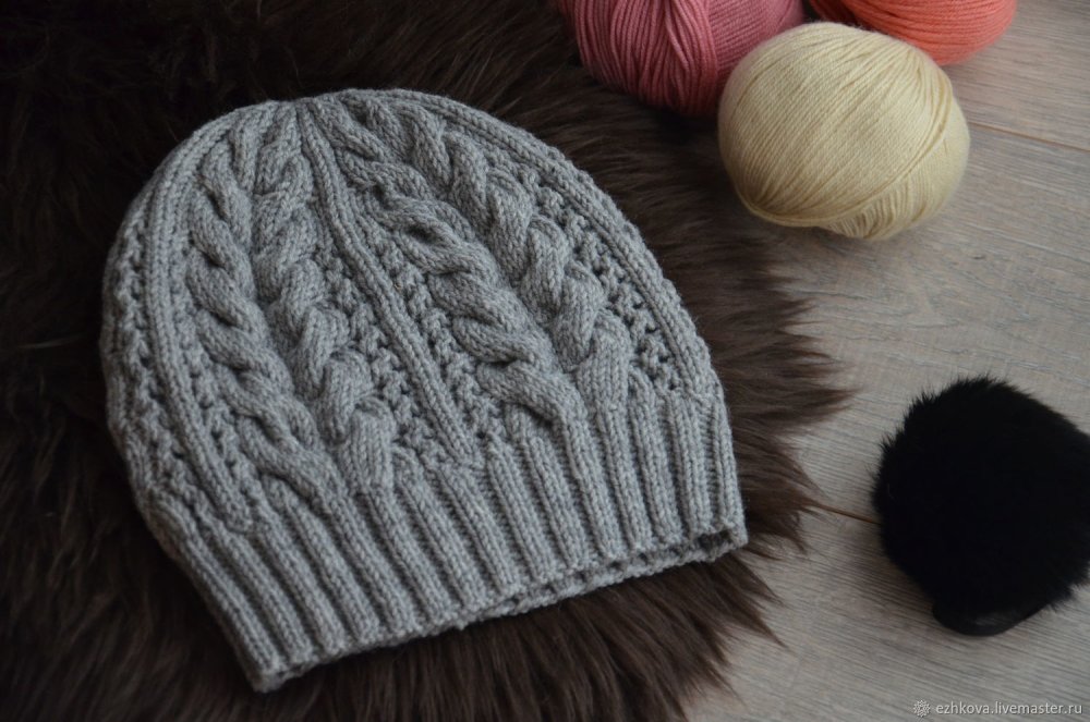 Вязаная шапка спицами женская