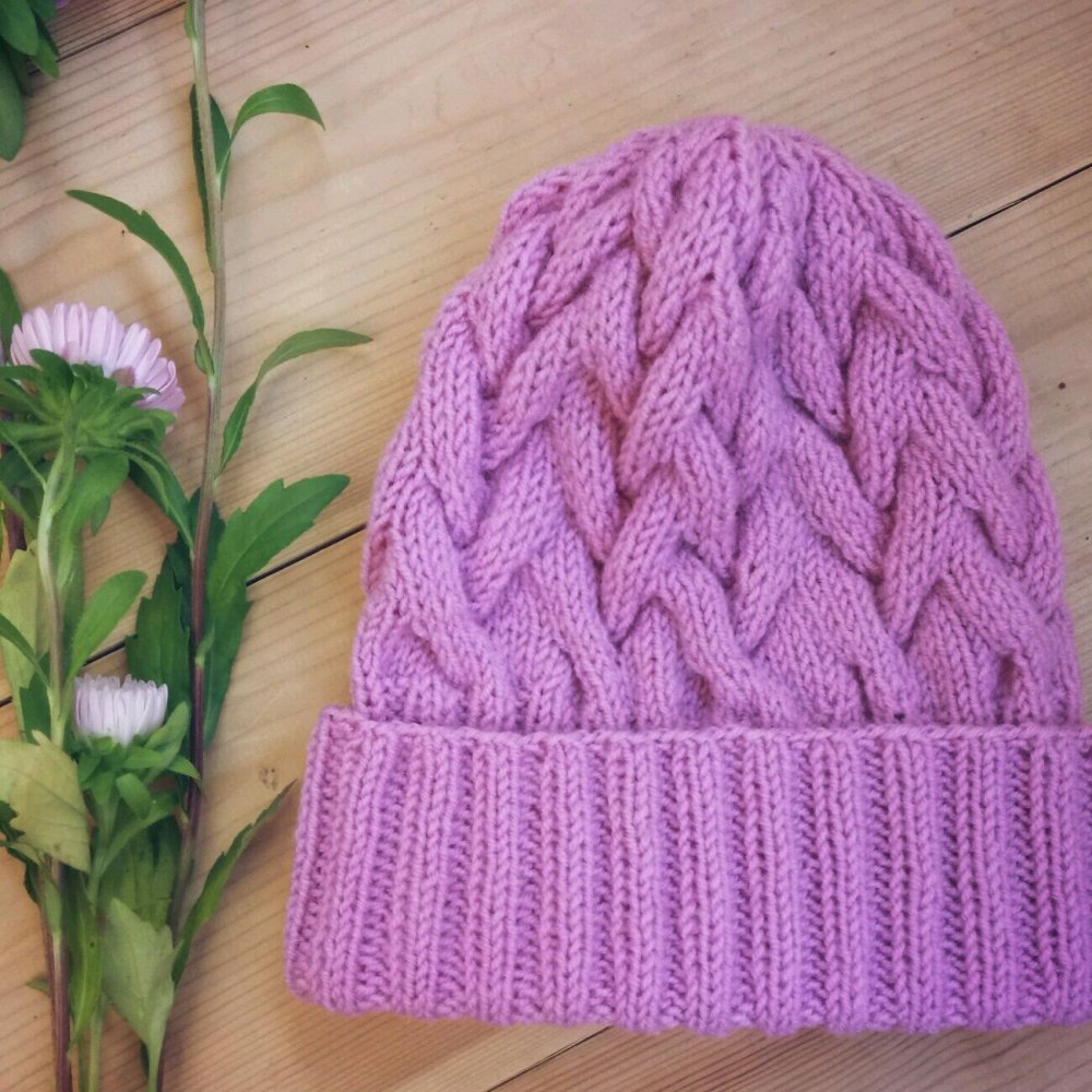 Шапка со жгутами спицами для женщин