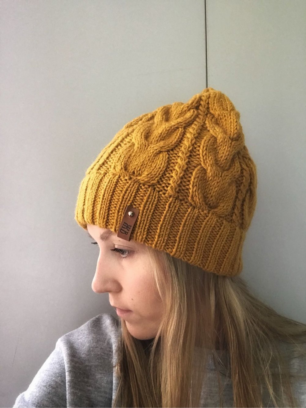 Вязаная шапка с косами